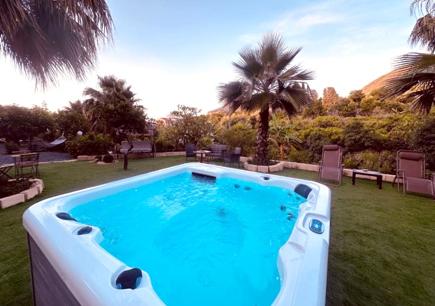 Idromassaggio nel giardino di Villa Tiche